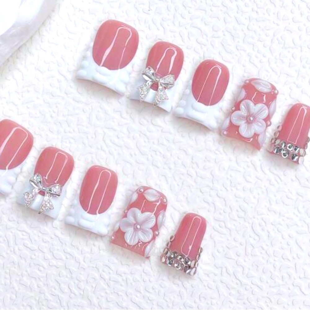 De's Nails Pink and White Floral Press-On Nails